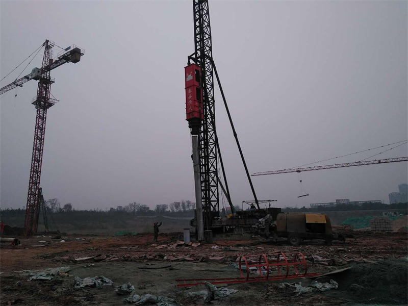 Hydraulic piling hammer and pile docking