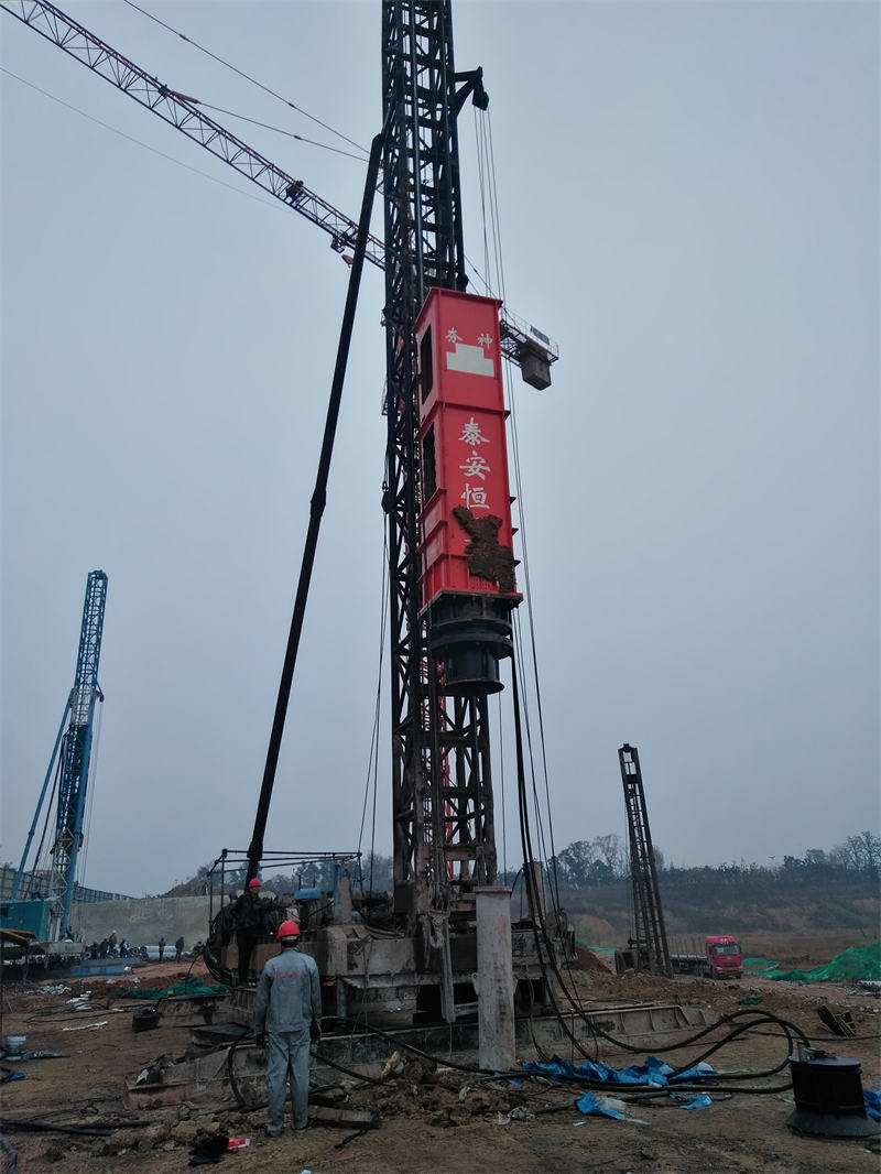 Hydraulic piling hammer completes piling work