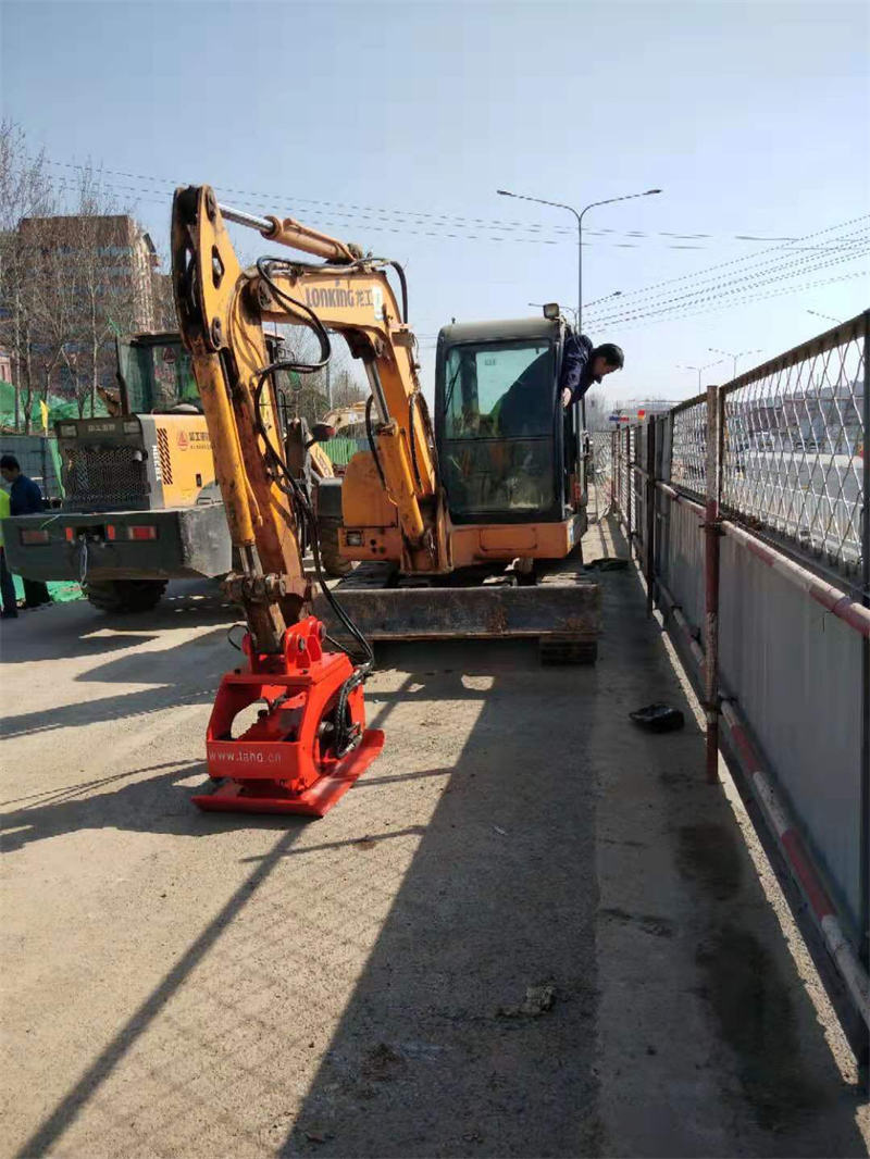 Hydraulic vibratory rammer installed on excavator