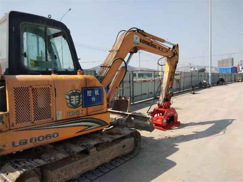 Hydraulic vibratory rammer installed on excavator